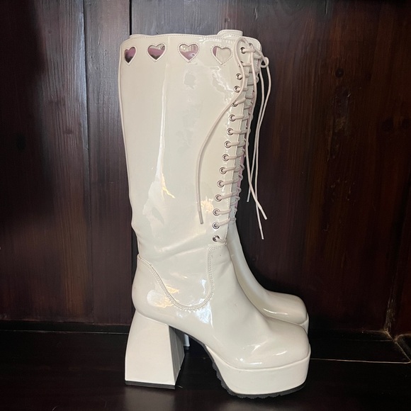 Sugar Thrillz Heart Walk Over You Platform Boots White - Picture 4 of 12